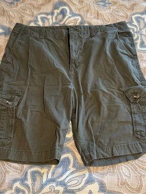 Old Navy Men's Dark Olive Green Cargo Shorts Size 40 Tall